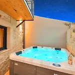 Roustico Luxury Heated Pool & Whirpool