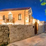 Roustico Luxury Heated Pool & Whirpool *
