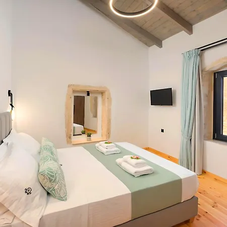 Roustico Luxury Heated Pool & Whirpool